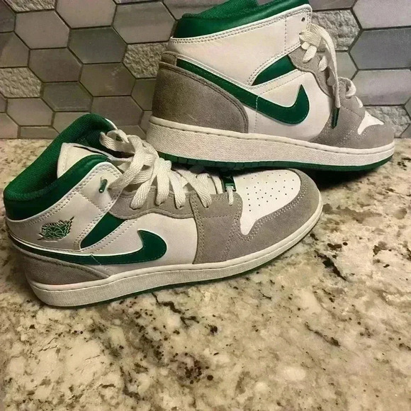 Air Jordan 1 Med SE In Pine Green size 6.5Y - Picture 3 of 8